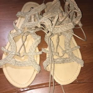 Tie up the leg sandals